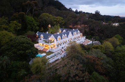Magnificent Homestead with Breath-taking Views of the Constantia Valley