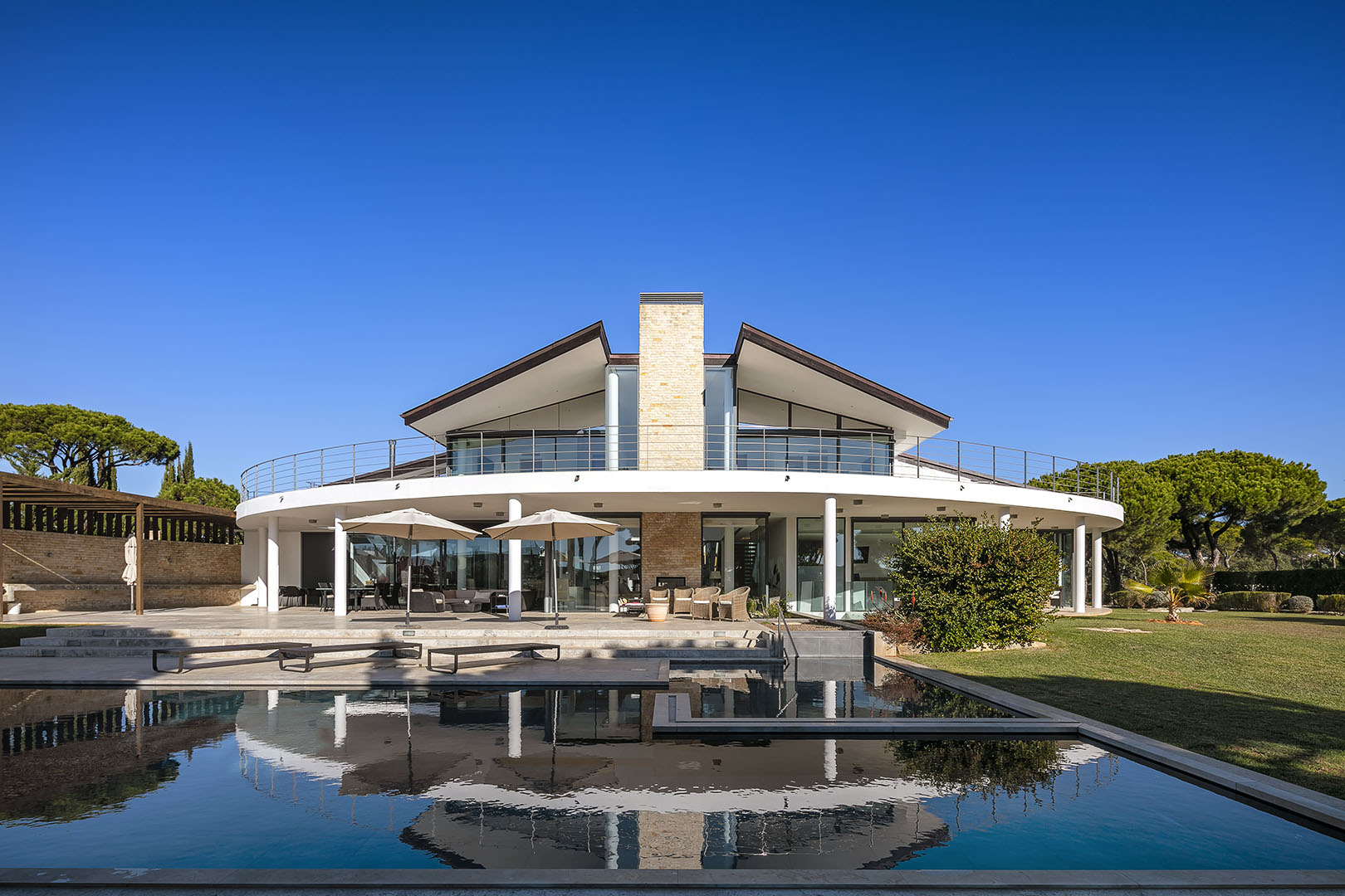 Outstanding contemporary 5 bedroom villa