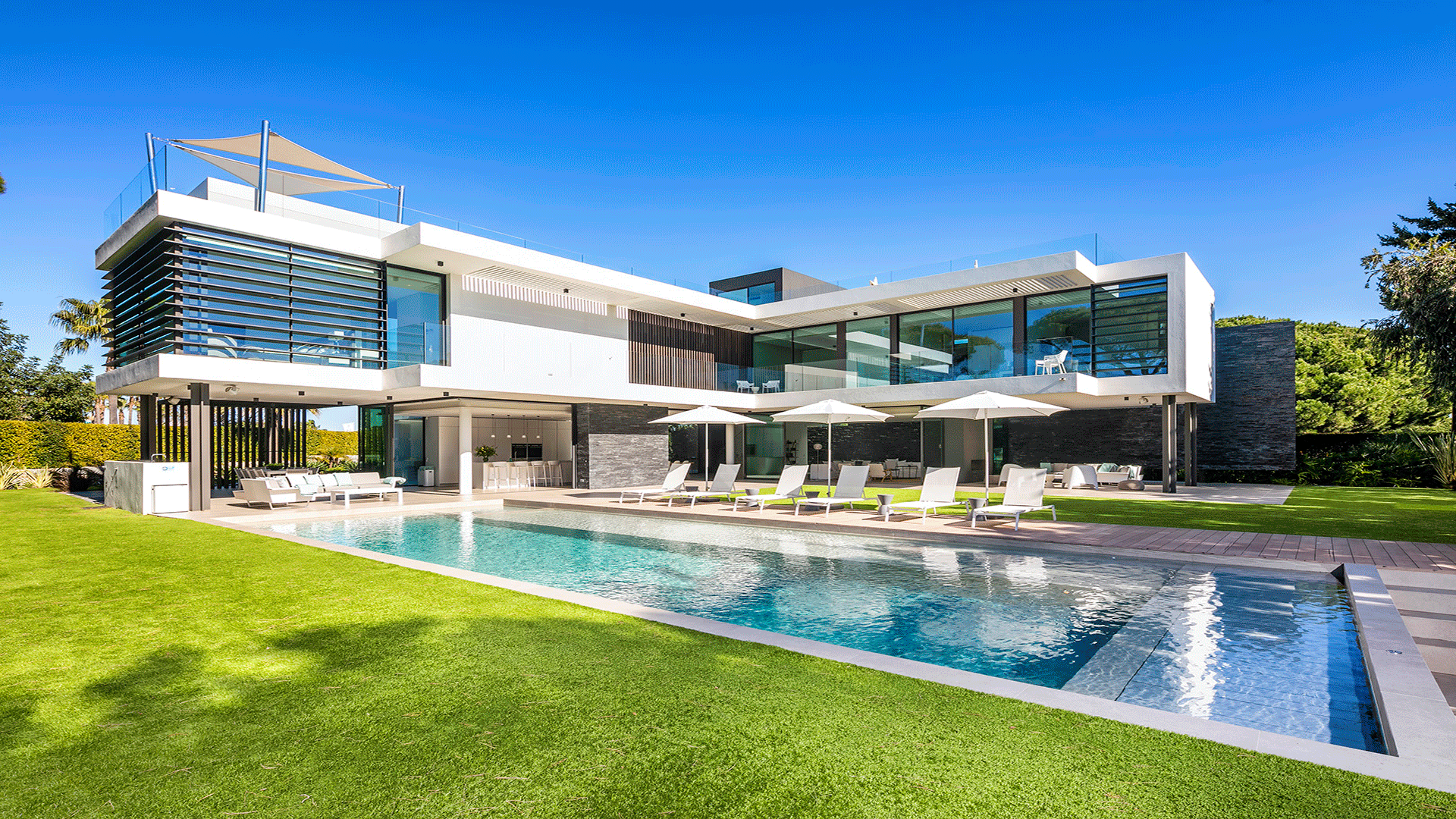 Stunning 6 to 7-Bedroom Contemporary Villa with golf frontage in Vale do Lobo