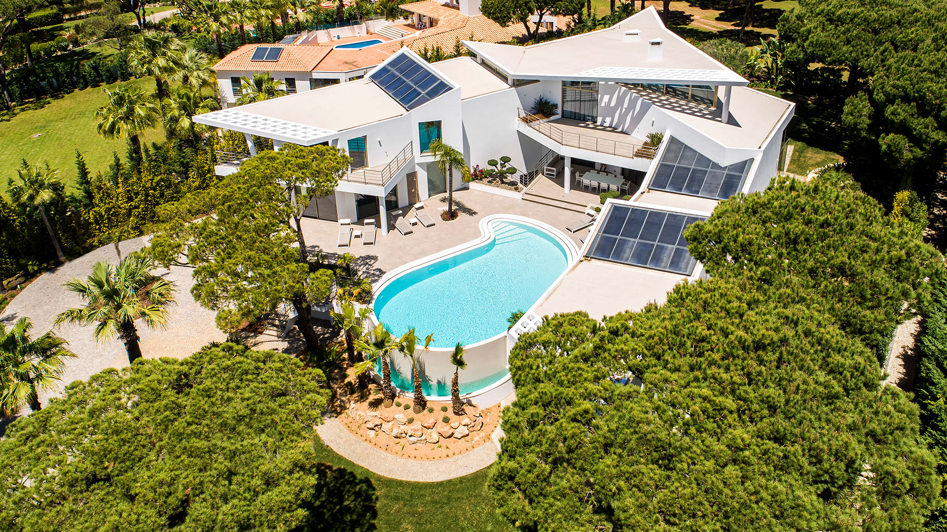Unique contemporary villa overlooking Quinta do Lago Golf Course