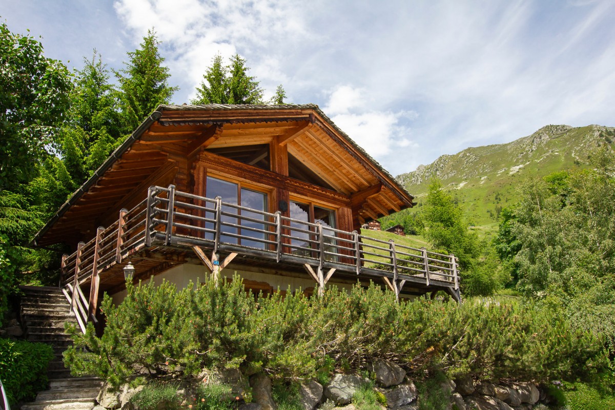 Chalet 'La Cot des Loups' in the Snow-topped Mountains of Verbier