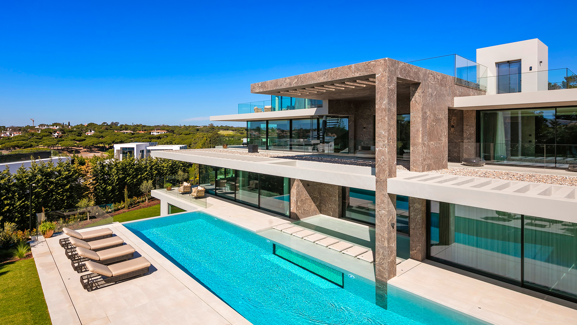 This extraordinary 7-bedroom villa is located within walking distance of the Quinta do Lago lake