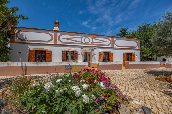 Beautiful Traditional Style Villa on a Large Plot in Convenient Rural Location