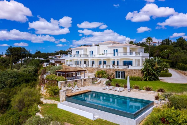 Luxury 6-Bedroom Villa in Goldra - A Modern Oasis of Elegance