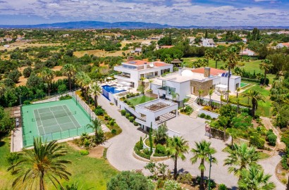 Luxurious dual-Villa Estate with Helicopter access in Porches