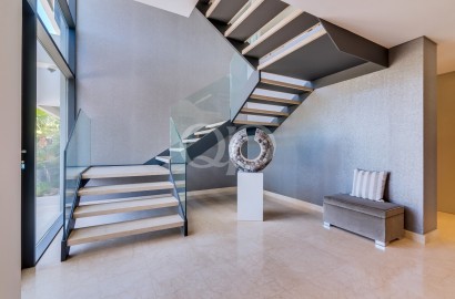 Luxurious dual-Villa Estate with Helicopter access in Porches