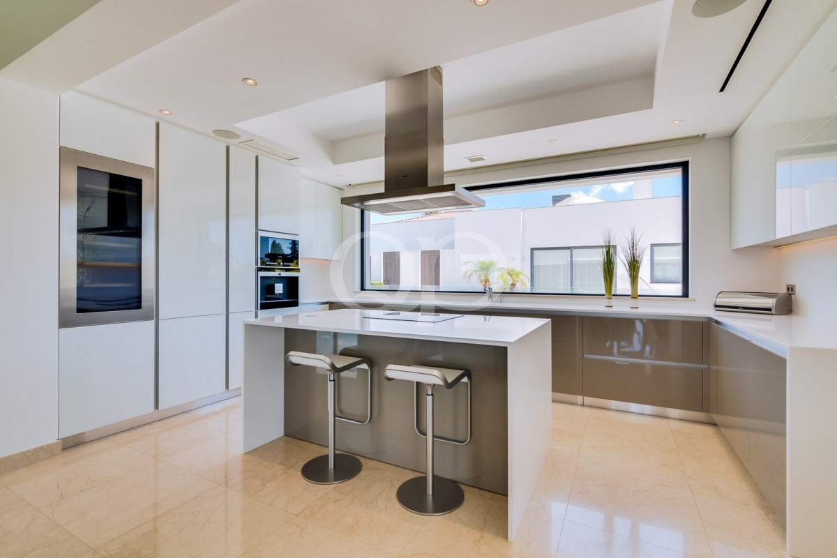 Luxurious dual-Villa Estate with Helicopter access in Porches