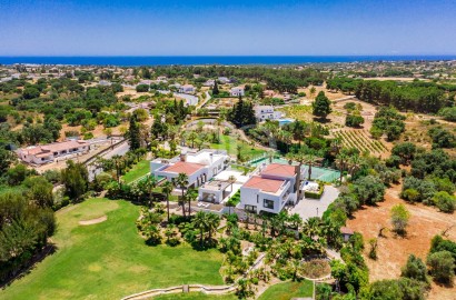 Luxurious dual-Villa Estate with Helicopter access in Porches