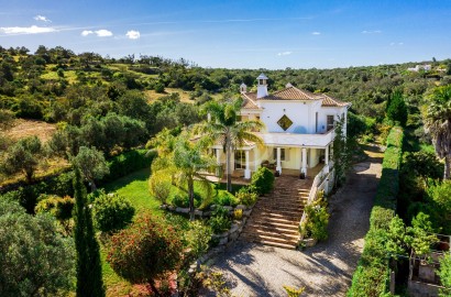 Delightful 4-Bedroom Villa Located in the Tranquil Hills of Loulé