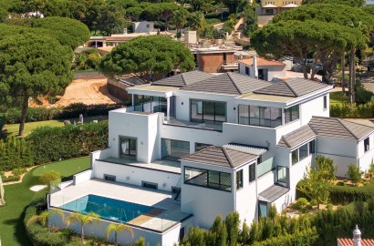 Modern Villa with sea views set on a large plot in Vale do Lobo