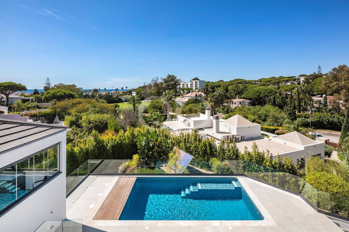 Modern Villa with sea views set on a large plot in Vale do Lobo