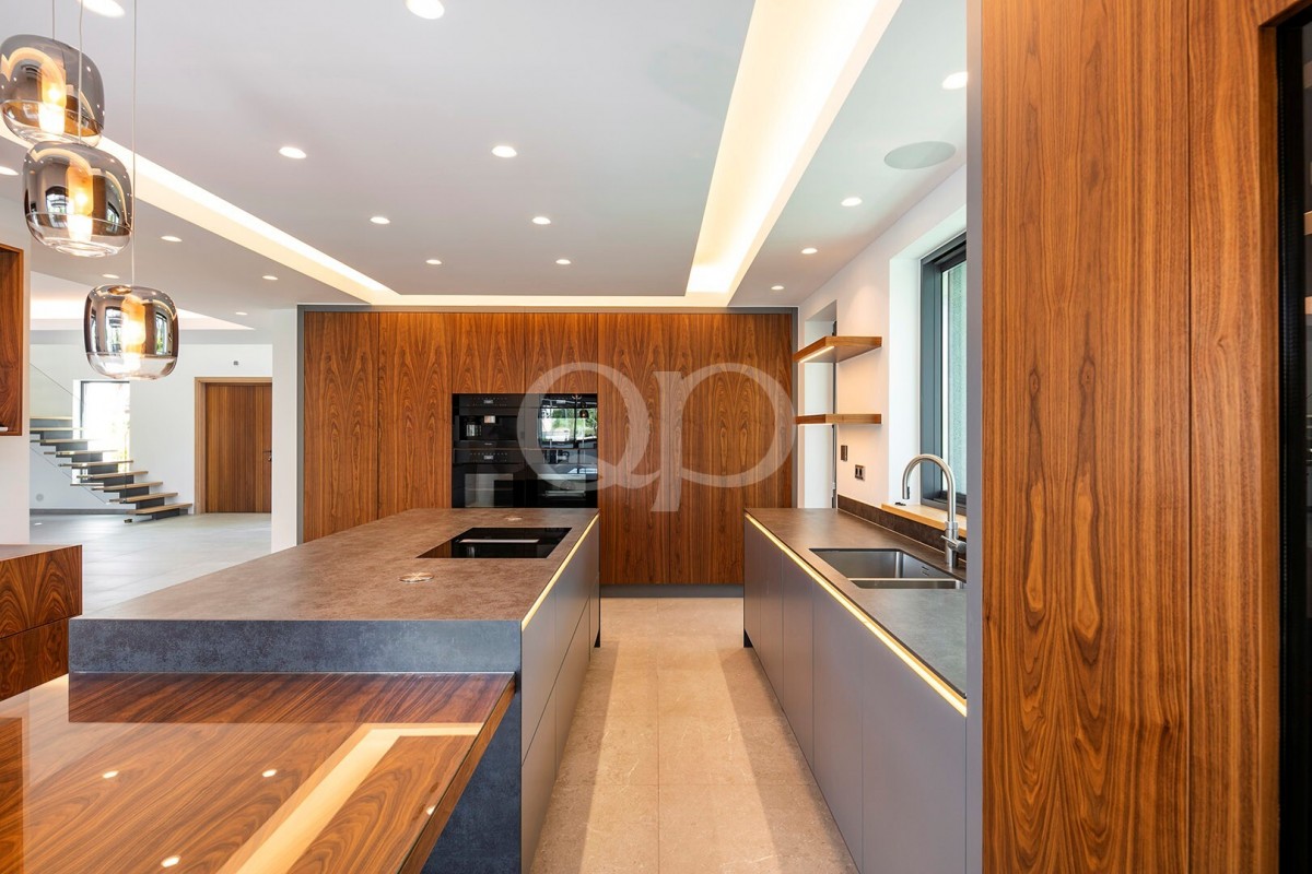 Modern Villa with sea views set on a large plot in Vale do Lobo