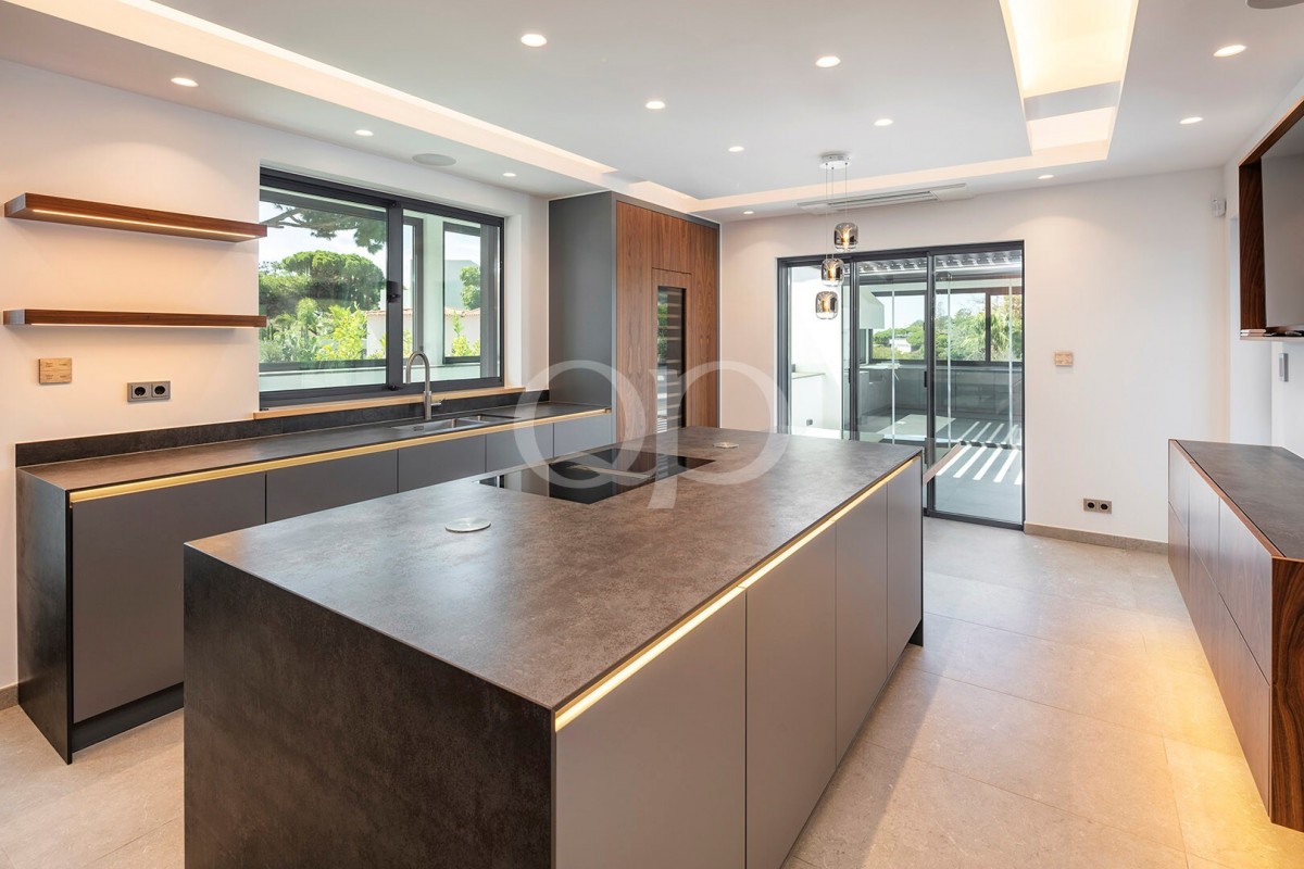 Modern Villa with sea views set on a large plot in Vale do Lobo