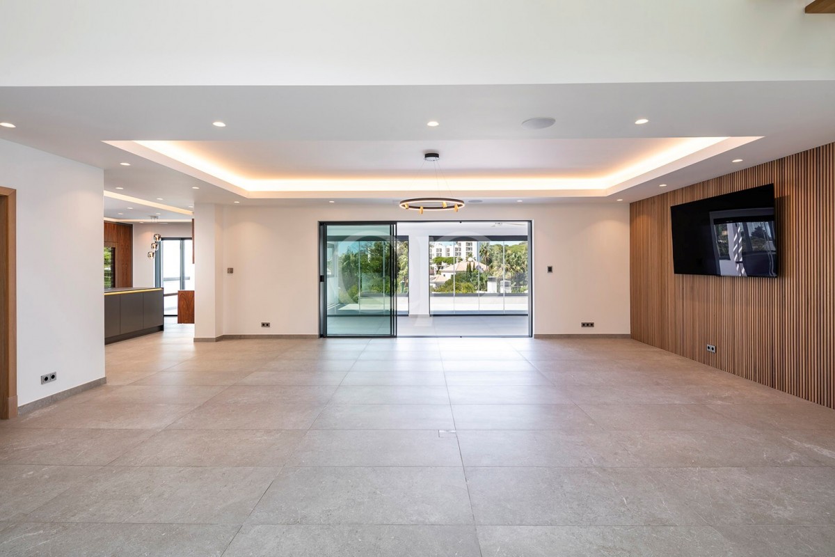 Modern Villa with sea views set on a large plot in Vale do Lobo