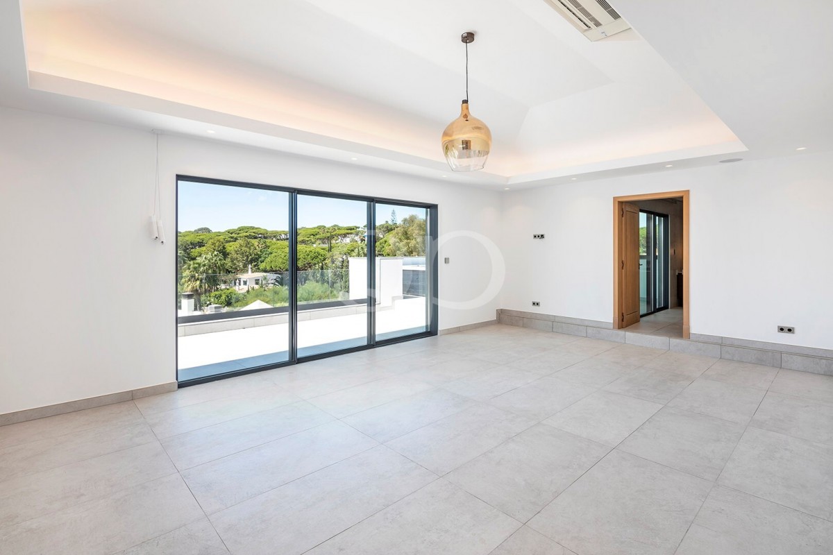 Modern Villa with sea views set on a large plot in Vale do Lobo