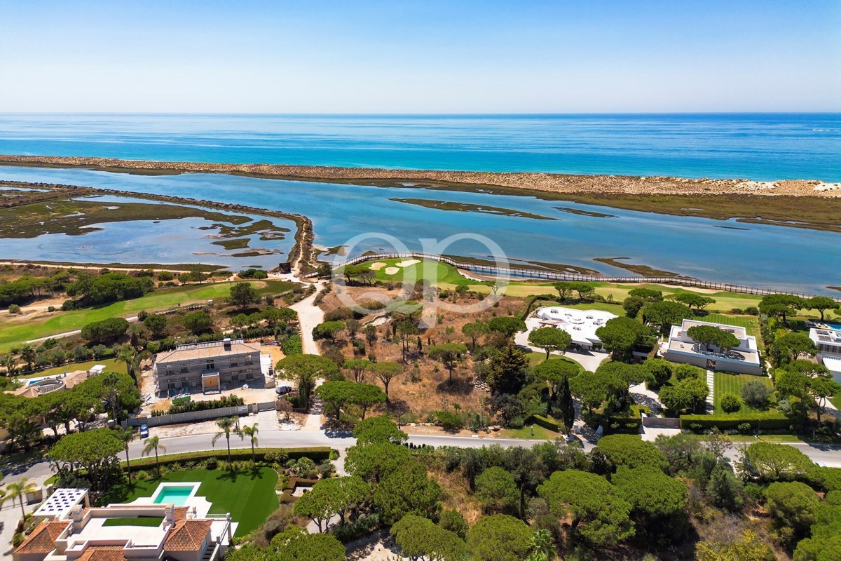 Front-line Plot with Exceptional Sea Views in Quinta do Lago