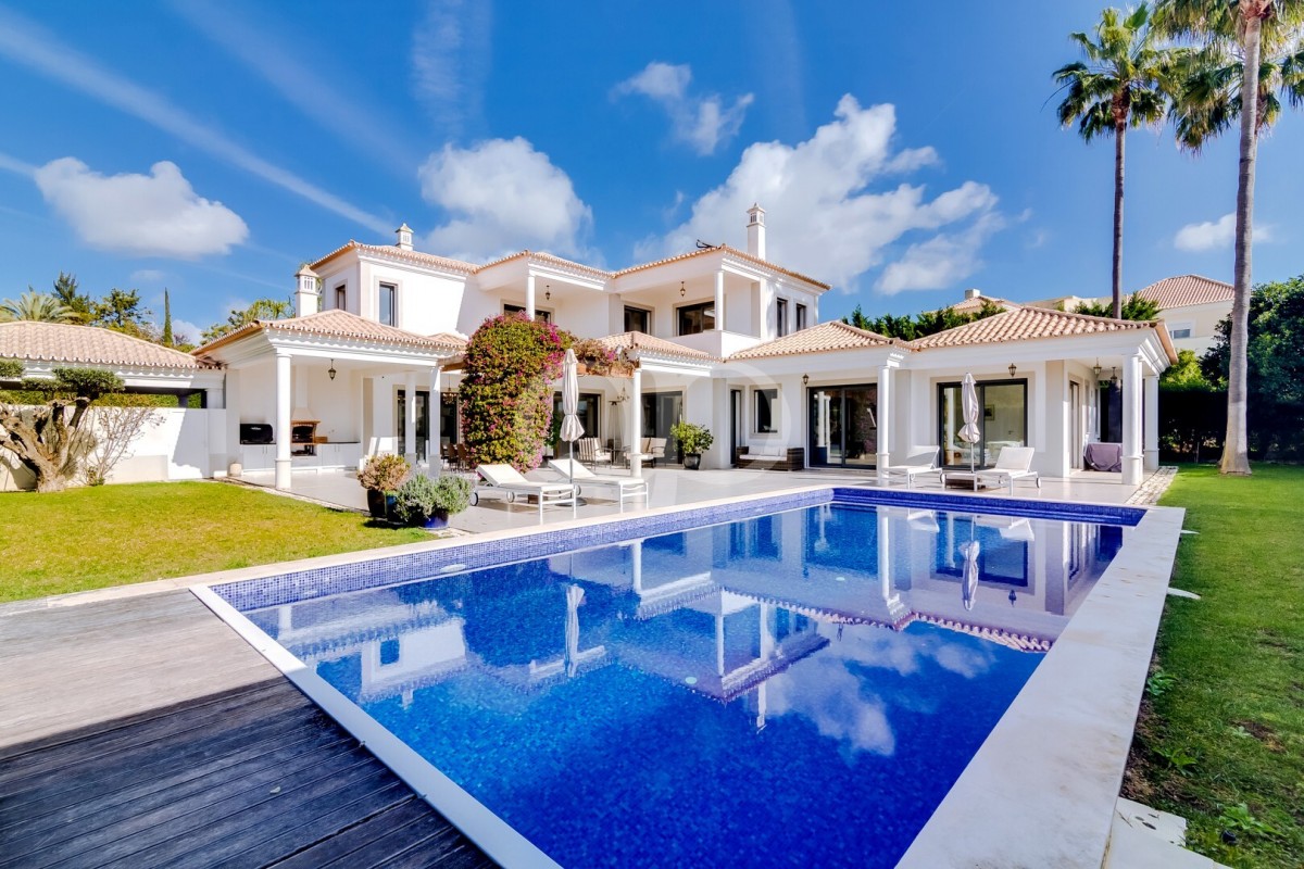 Modern 4-Bedroom Villa in Vilamoura