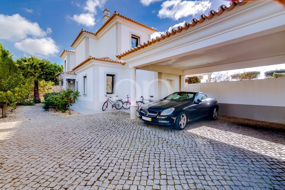Modern 4-Bedroom Villa in Vilamoura