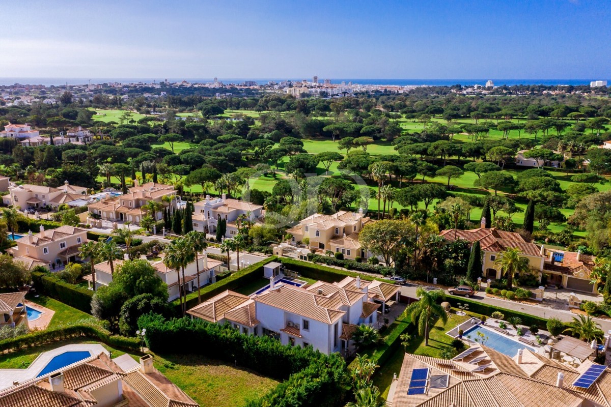 Modern 4-Bedroom Villa in Vilamoura