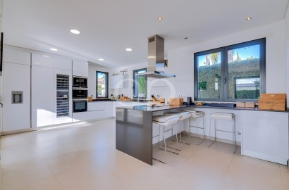 Modern 4-Bedroom Villa in Vilamoura