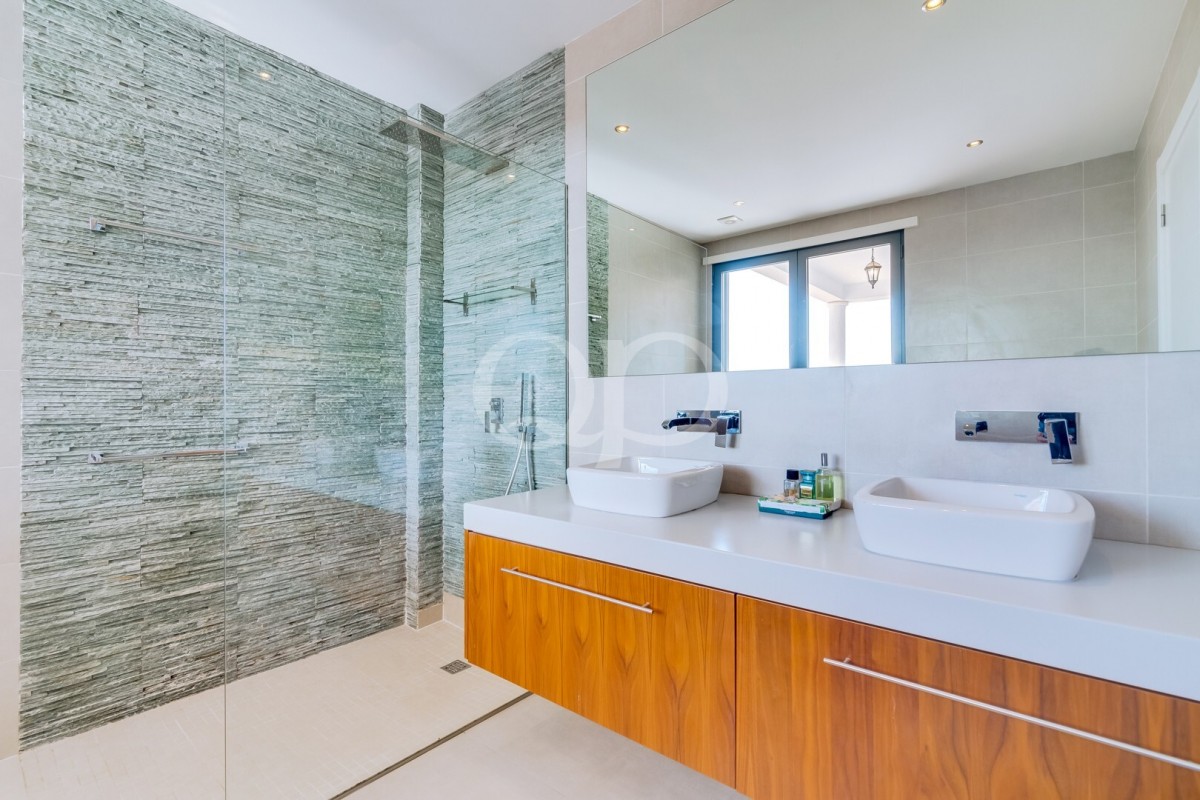 Modern 4-Bedroom Villa in Vilamoura