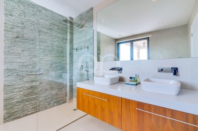 Modern 4-Bedroom Villa in Vilamoura