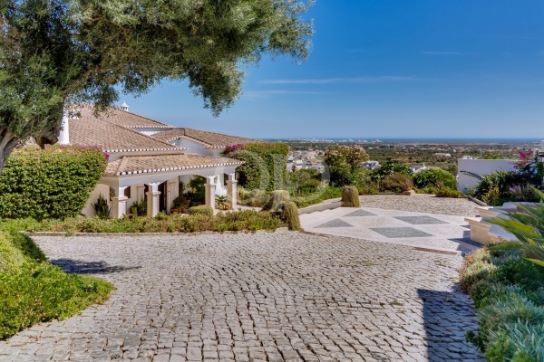 Unique Estate with Panoramic Views in Boliqueime