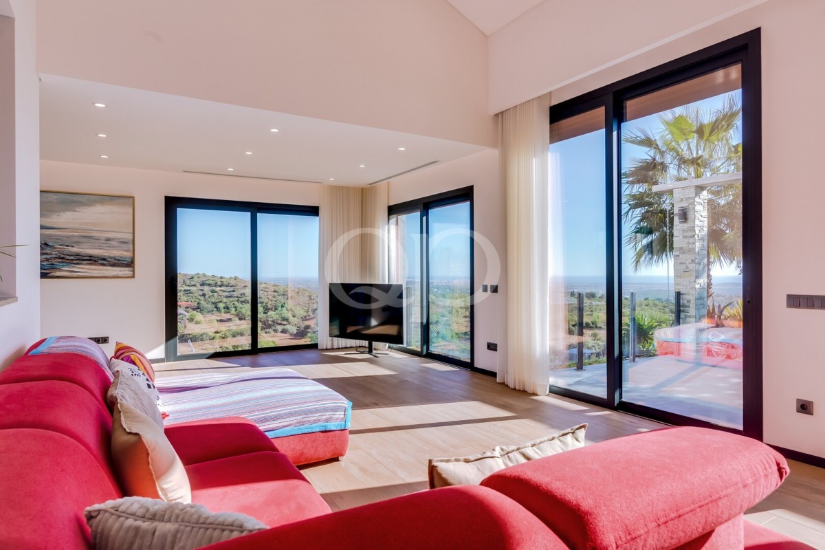 Modern Villa with Panoramic Views in Boliqueime
