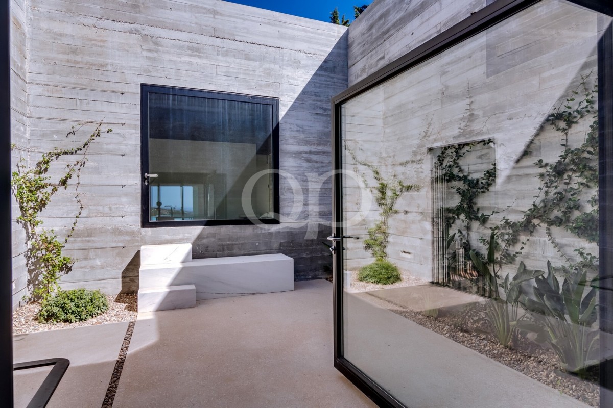 Architectural Modern Villa with Scenic Views in Santa Bárbara de Nexe