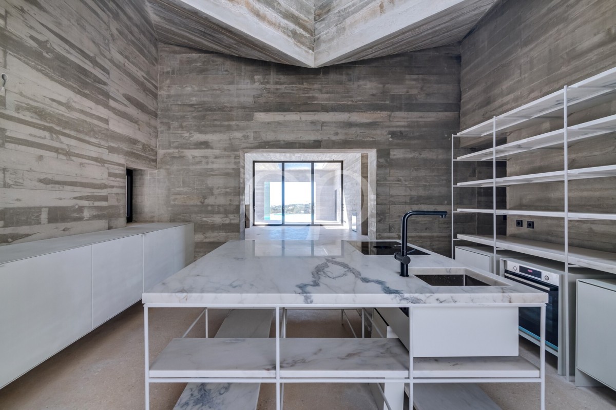 Architectural Modern Villa with Scenic Views in Santa Bárbara de Nexe