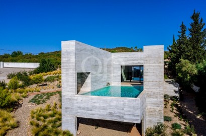 Architectural Modern Villa with Scenic Views in Santa Bárbara de Nexe