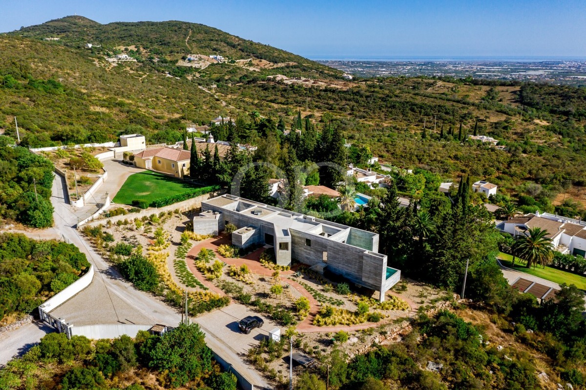 Architectural Modern Villa with Scenic Views in Santa Bárbara de Nexe