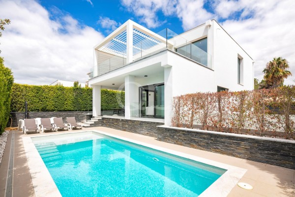 Modern and Contemporary 3-Bedroom Villa in Vilas Alvas