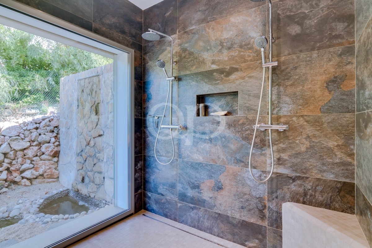 Contemporary Villa with Panoramic Ocean Views in the Hills of Goldra