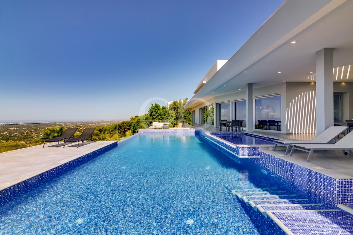 Contemporary Villa with Panoramic Ocean Views in the Hills of Goldra