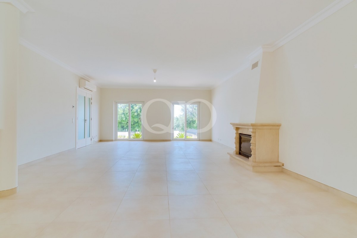 Elegant 4-Bedroom Villa in a Prime Location