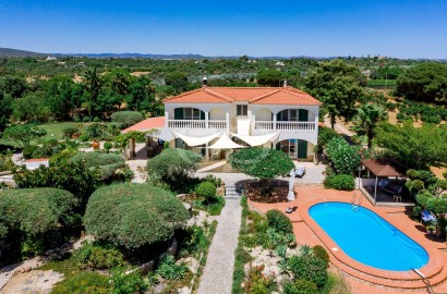 Exceptional Villa set on an Expansive Plot with Sea Views near Fuseta
