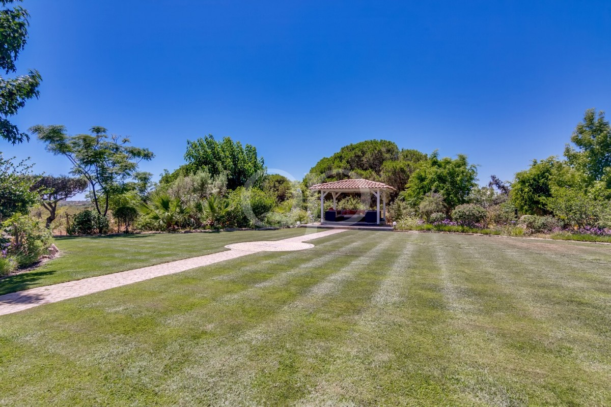 Exceptional Villa set on an Expansive Plot with Sea Views near Fuseta