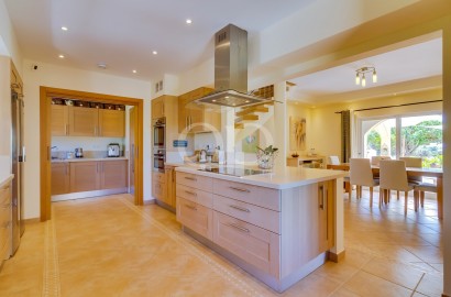 Exceptional Villa set on an Expansive Plot with Sea Views near Fuseta