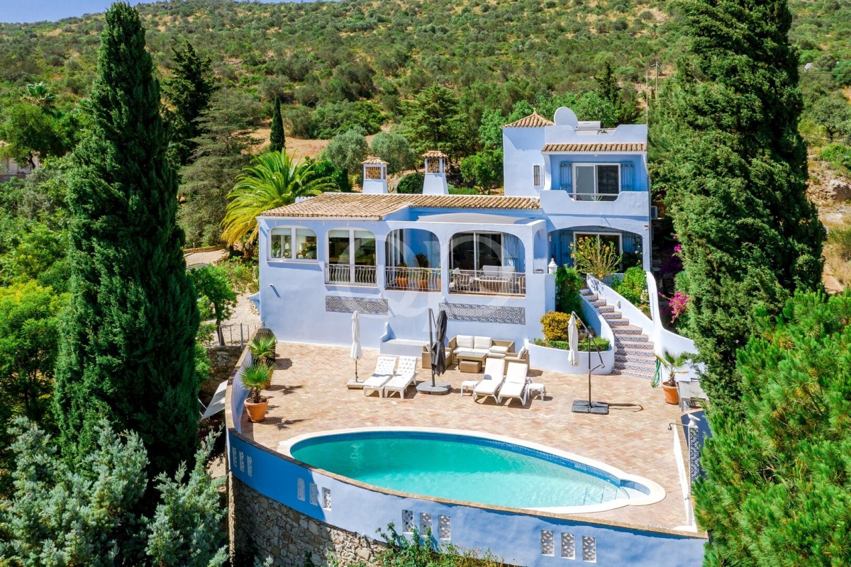 Cozy 3-Bedroom Villa with Panoramic Ocean Views in Santa Barbara de Nexe