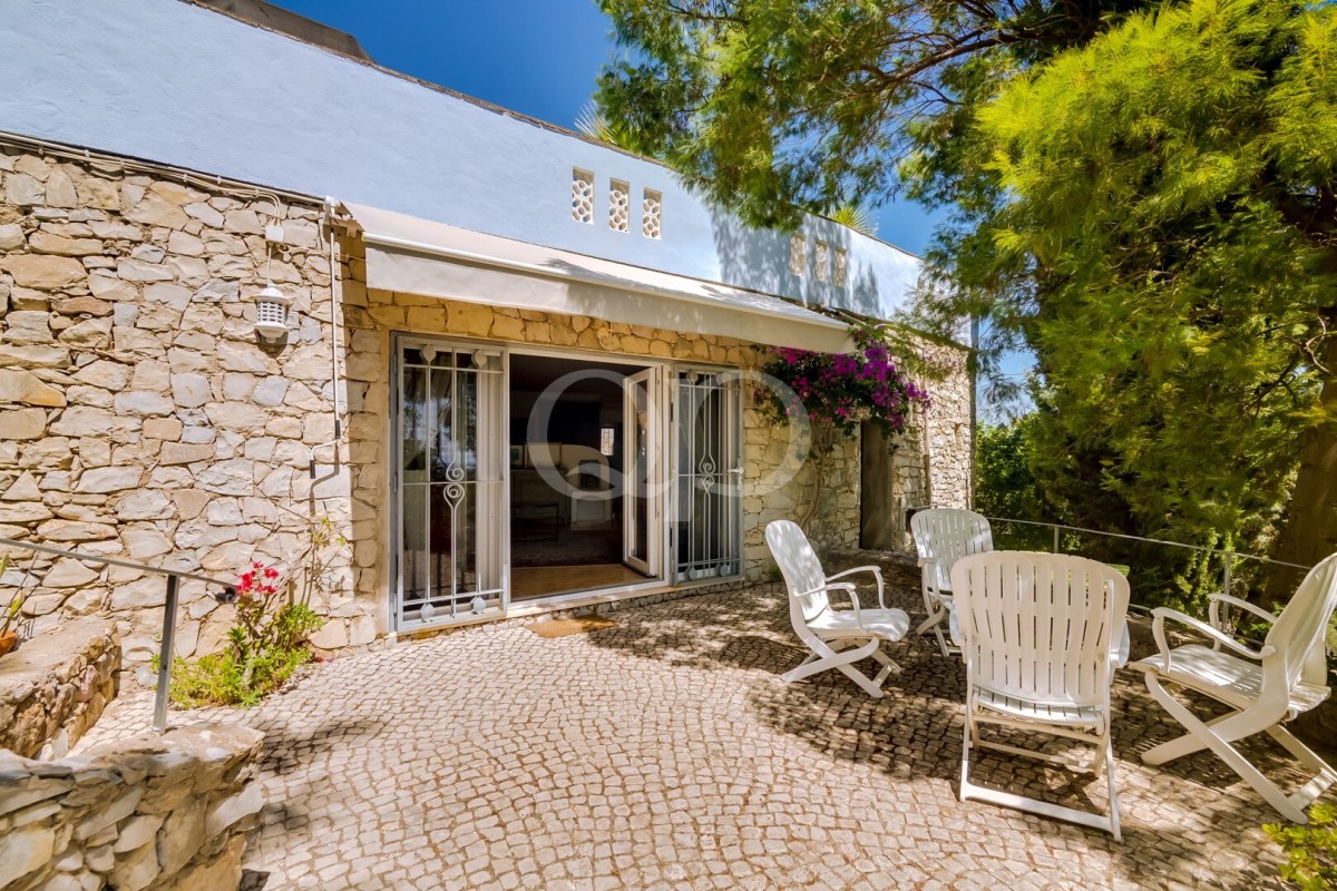 Cozy 3-Bedroom Villa with Panoramic Ocean Views in Santa Barbara de Nexe