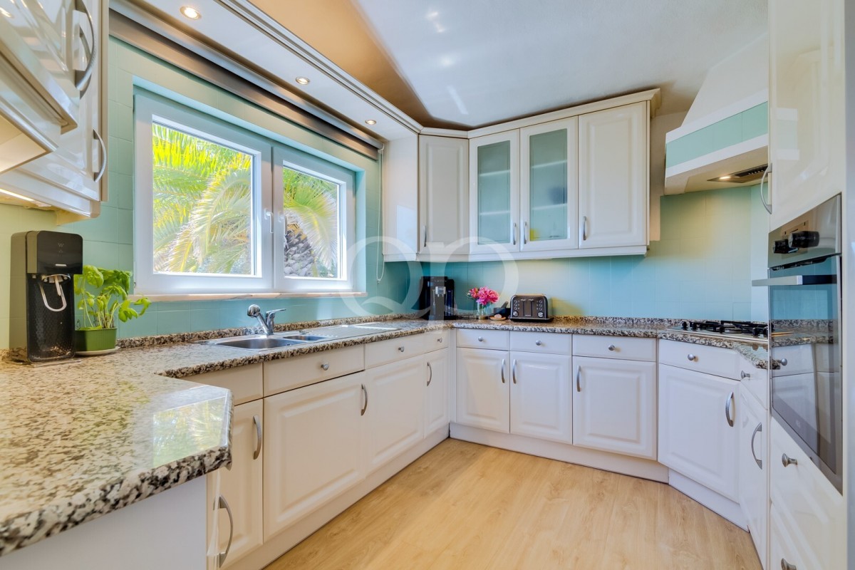 Cozy 3-Bedroom Villa with Panoramic Ocean Views in Santa Barbara de Nexe