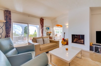 Cozy 3-Bedroom Villa with Panoramic Ocean Views in Santa Barbara de Nexe