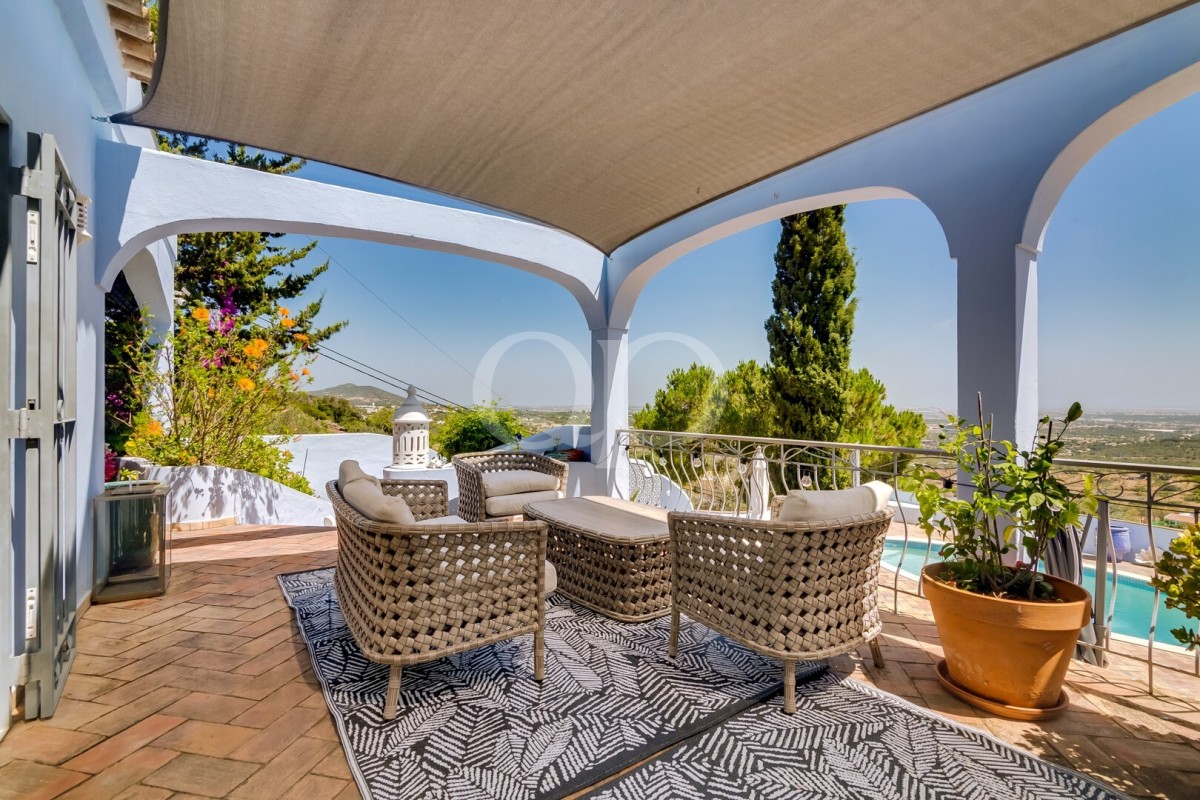 Cozy 3-Bedroom Villa with Panoramic Ocean Views in Santa Barbara de Nexe