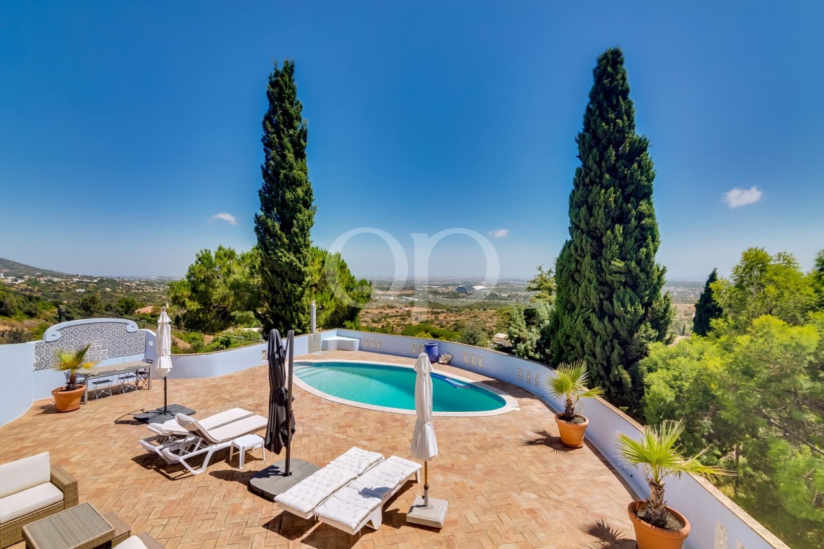 Cozy 3-Bedroom Villa with Panoramic Ocean Views in Santa Barbara de Nexe