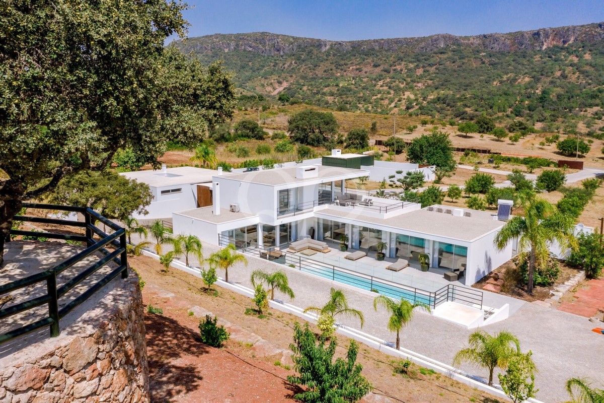 Contemporary Villa Overlooking the Iconic Rocha da Pena in the Algarve