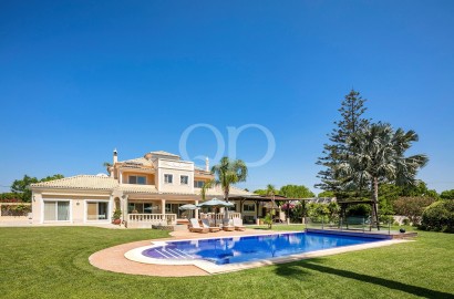 Traditional Family Villa with Tennis Court and Heated Pool