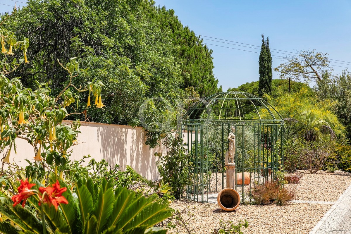 Traditional Family Villa with Tennis Court and Heated Pool