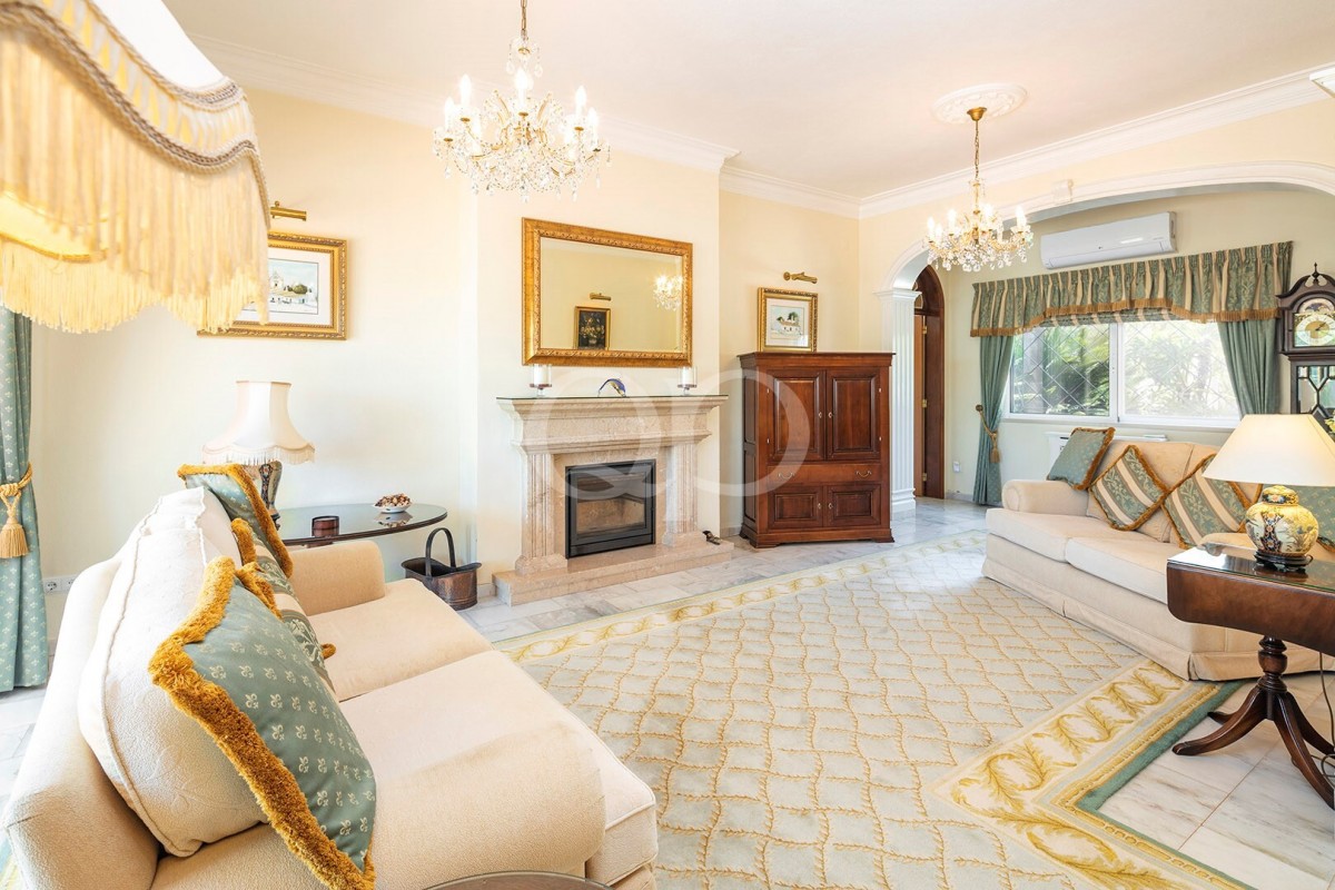 Traditional Family Villa with Tennis Court and Heated Pool