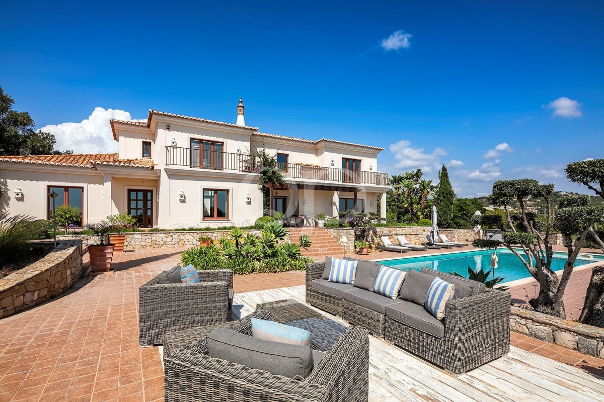 A Stylish 4-Bedroom Villa Situated on an Elevated Plot Near Loulé